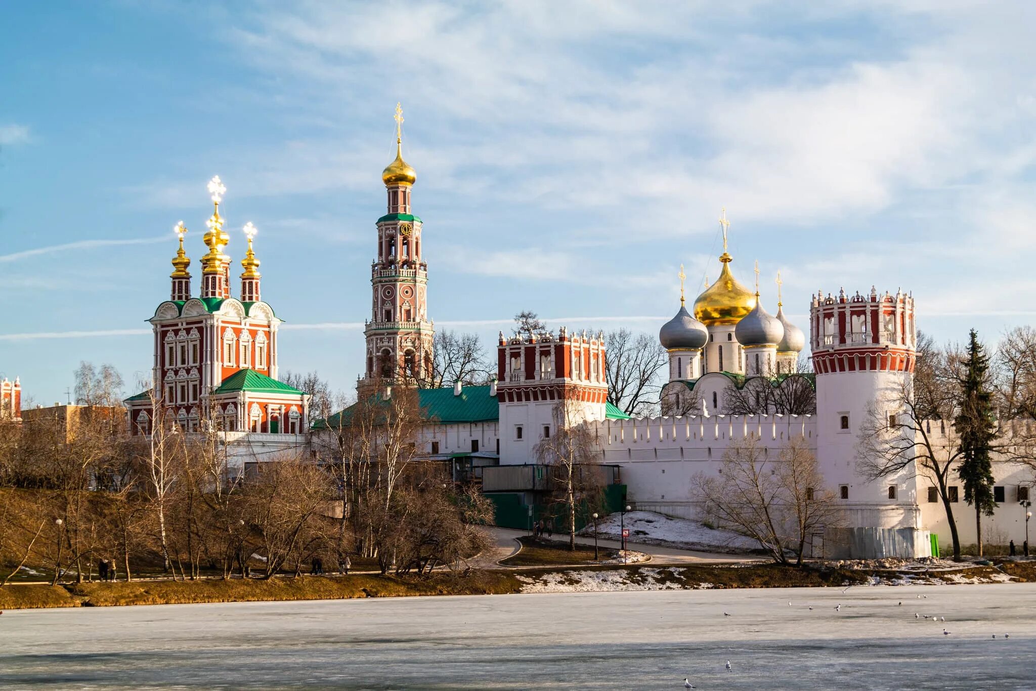 Известные монастыри москвы. Новодевичий монастырь в Москве. Ансамбль Новодевичьего монастыря Москва. Новодевичий монастырь в Москве 2019.