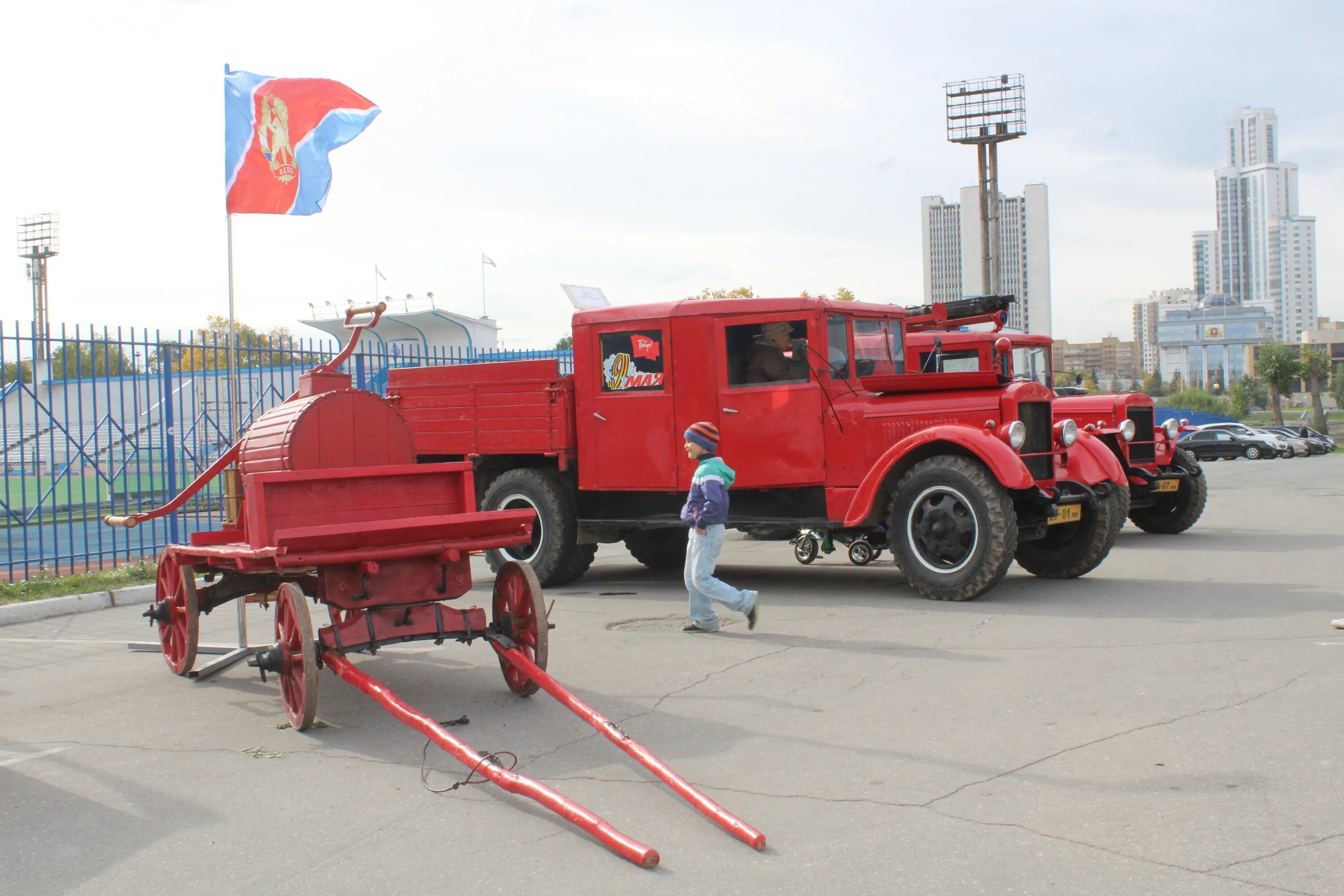 Пожарная служба. Пожарная машина в ней пожарная дружина. Автомобили пожарной охраны. Амо-ф-15 пожарная машина. Пожарный автомобиль дпо.