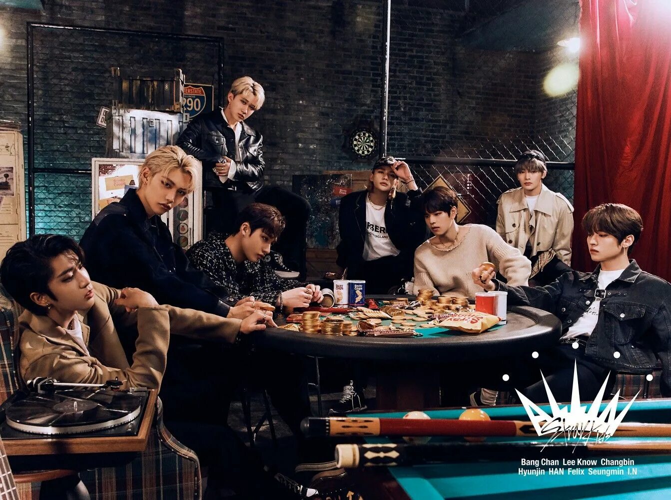Стрей кидс прямой эфир. Пак джинён и stray kids. Стрей кидс прямой эфир. Стрей кидс прямой эфир. Рост мемберов stray kids.