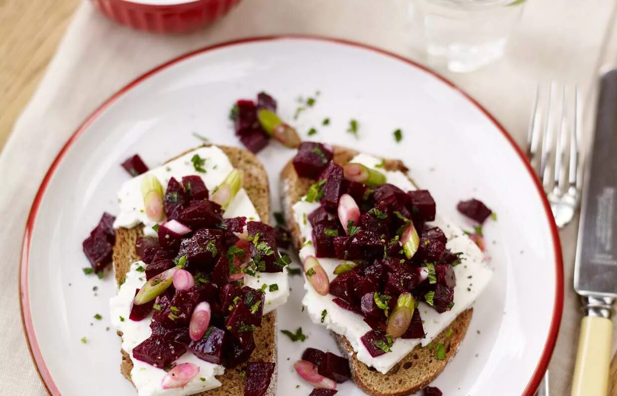 Брускетта с свеклой и фетой. Брускетта с сельдью и свеклой и луком. Итальянские бутерброды брускетта. Брускетта со свеклой и селедкой. Брускетта со свеклой и селедкой.
