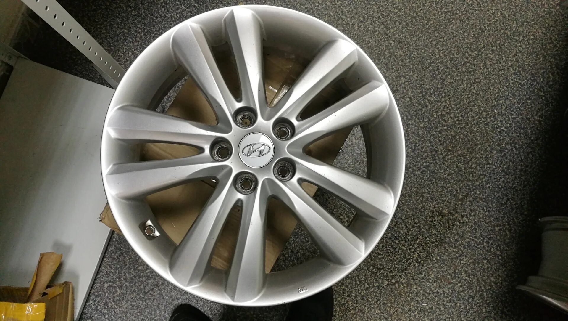 Диски r18 staria hyundai. Хендай диски 18. Hyundai sonata 6 r18. Хендай соната 6 на 19 дисках. Sonata lf диски 18r.