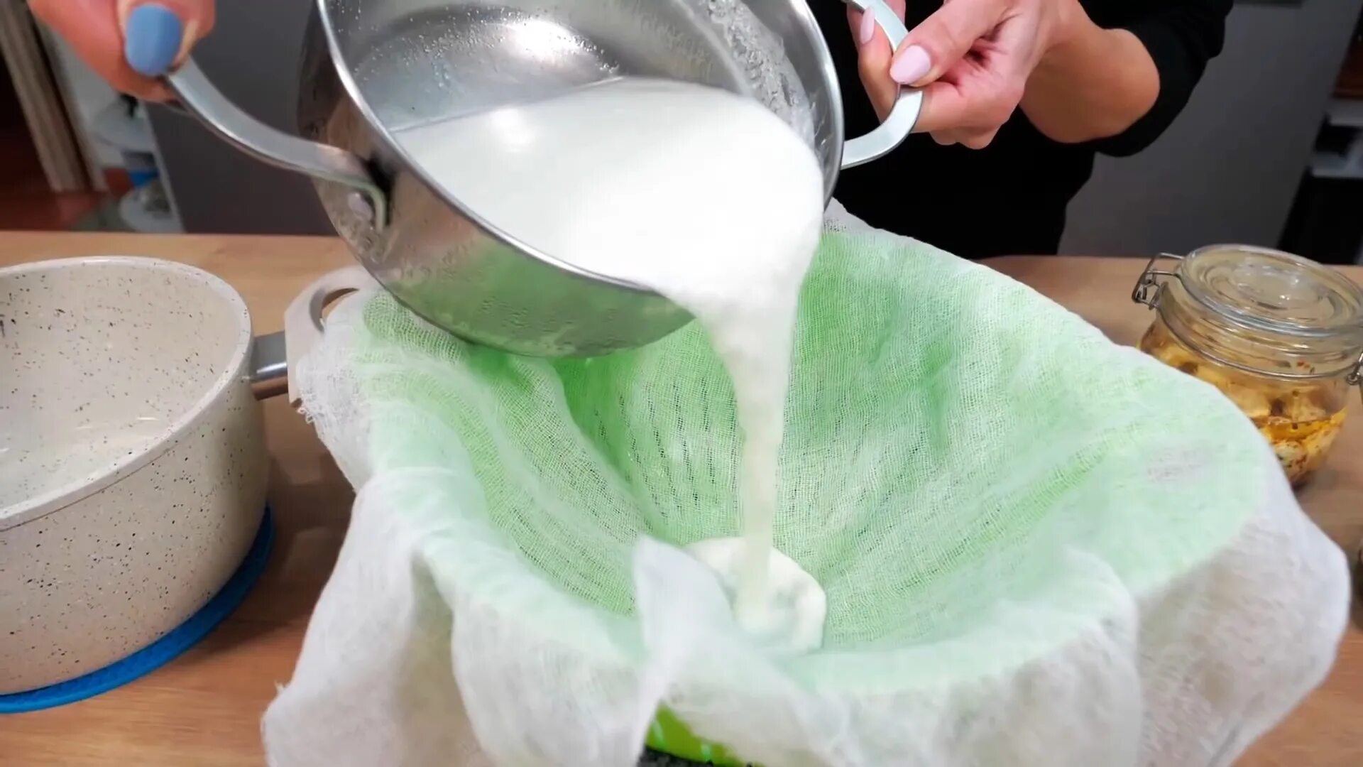 Затем процедить. Затем процедить. Процеживание настоев и отваров. Процеженный настой. Процедить зедень через марлю.