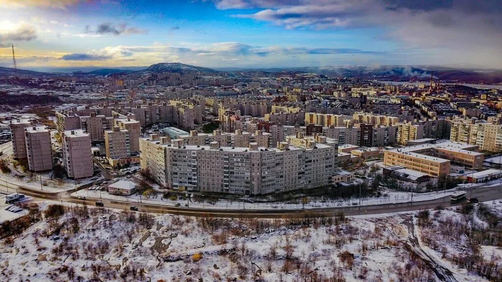 Гора горелая мурманск. Домики у форума мурманск. Мурманск осенью. Октябрьский мурманская. Туристов 51 мурманск.