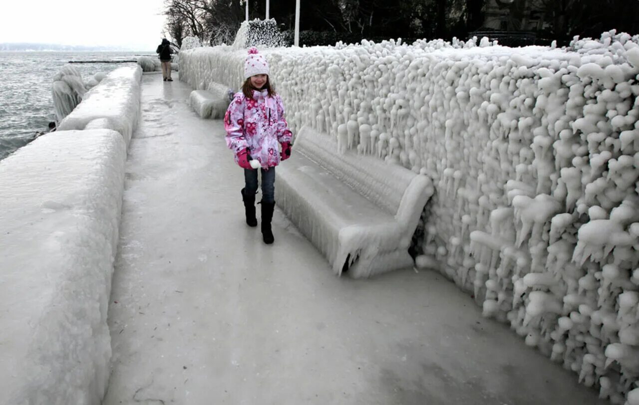 Европа замерзает. Холод в городе. Обледенение улицы. Холодная зима в Европе.