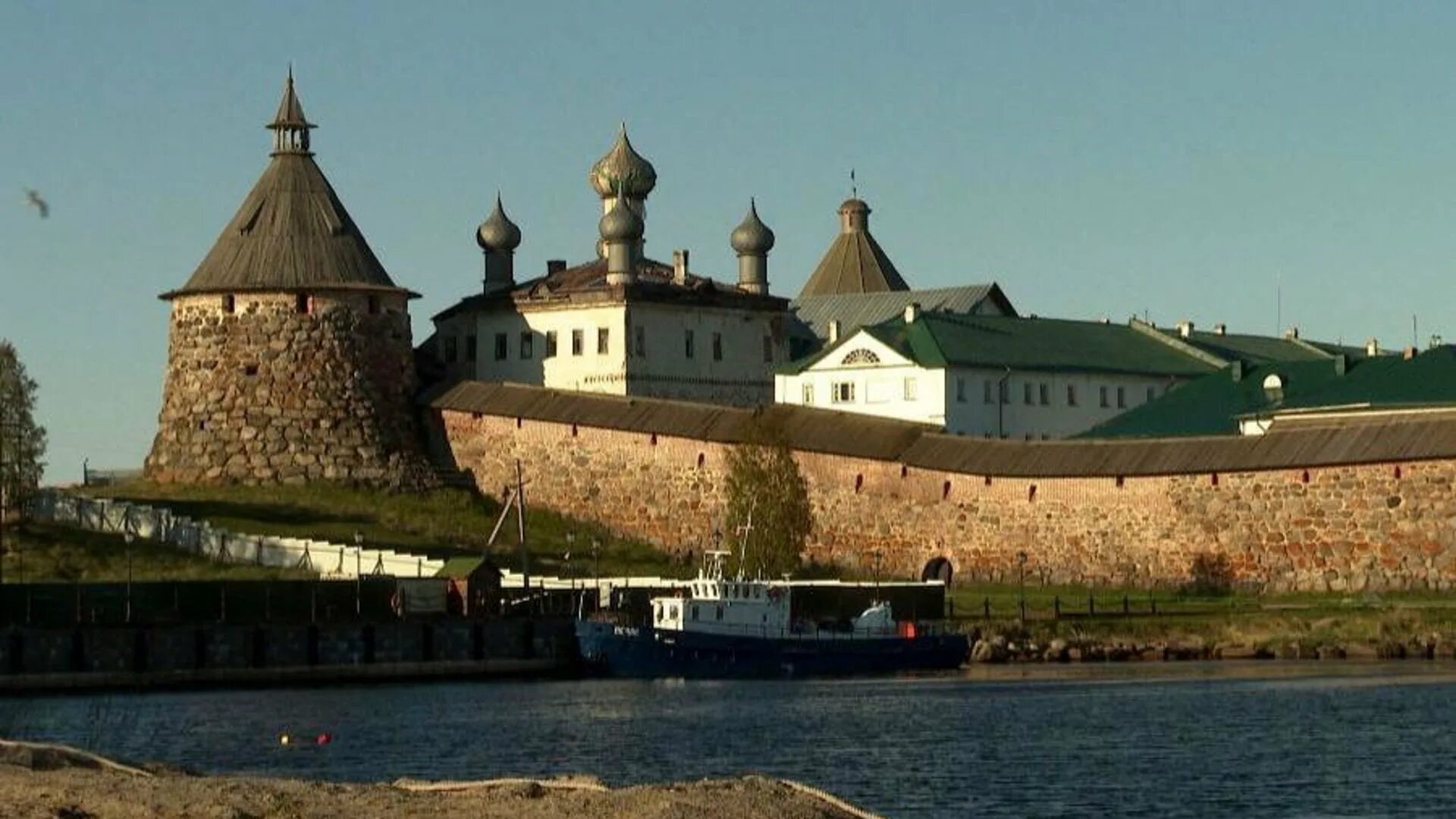 Соловки паломник. Паломническая поезка в соловки. Паломническая поезка в соловки. Соловки паломничество. Соловецкий архипелаг (архангельск) осенью.