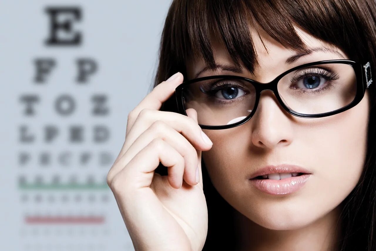 Человек проверяющий зрение. Очки для зрения. Красивые девушки в очках для зрения. Очки с глазами. Оптика.