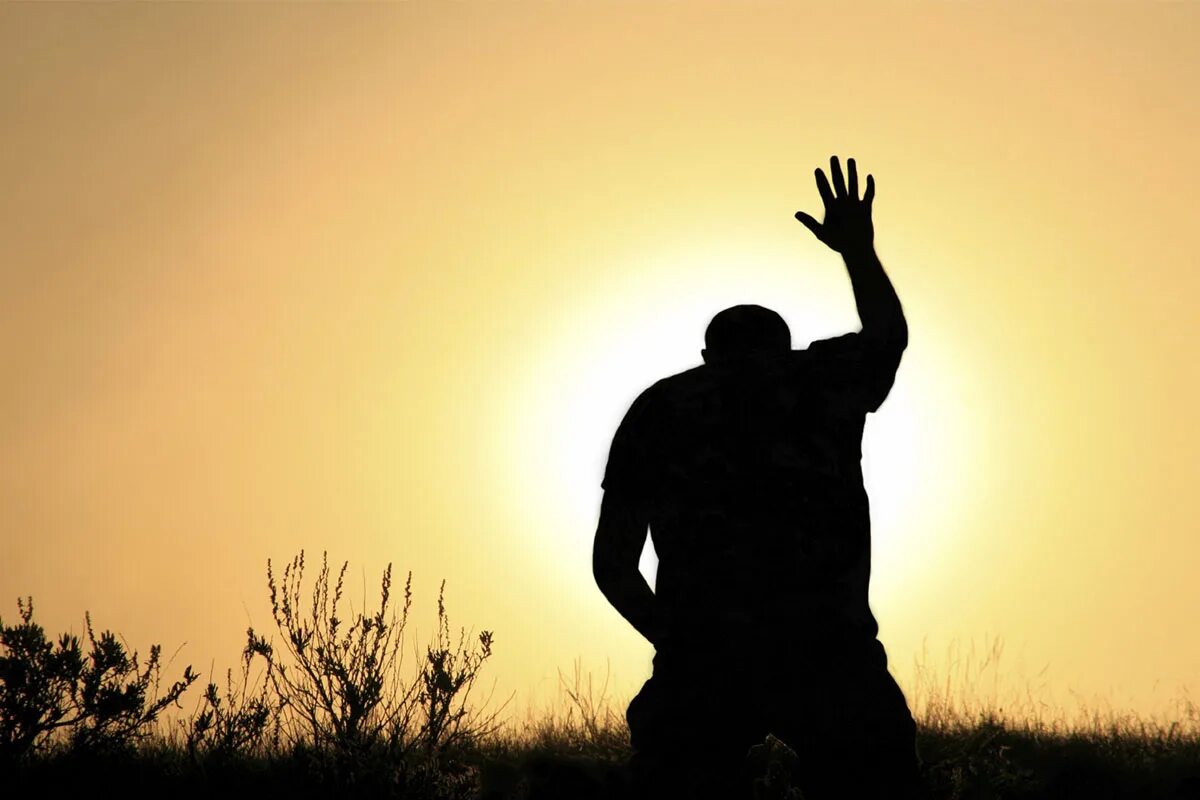 Мужчина молится. Вина перед богом. Вина перед богом. Вина перед богом. Грустный человек.