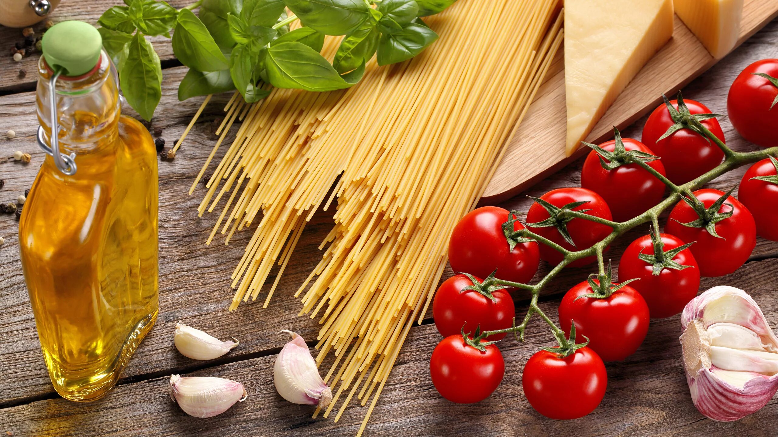 Итальянская кухня. Ингредиенты итальянской кухни. Продукты на столе. Овощи маслом.