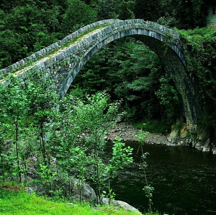 Мост Солкан Словения. Арочный каменный мост Кобулети. Арочные мосты в Ризе. Дьявольский мост в Болгарии. Каменный мост где