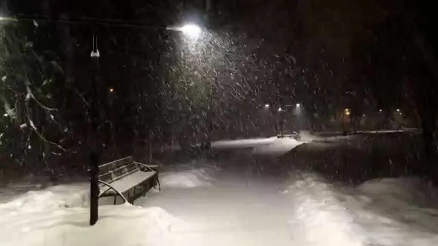 метель в москве. снег в москве 18 декабря 2022. снегопад в москве сегодня. снегопад в москве в феврале 2021. сильный снегопад в москве.