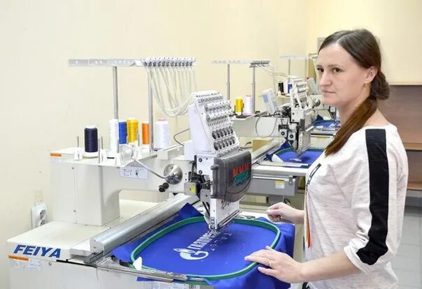 Швейный оператор. Оператор вышивальной машины. вышивальная цех оператора. оператор швейной вышивки. машинная вышивка станок.