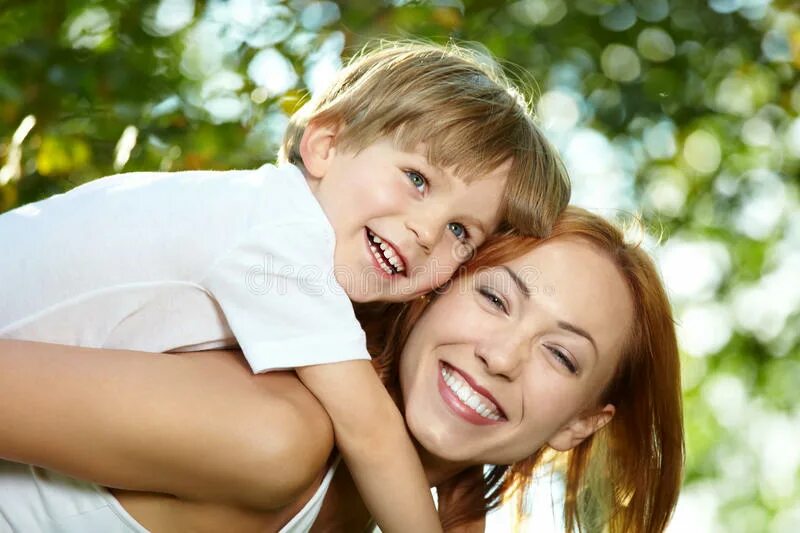 Картинки беседа папы со школьницей на природе летом. Мальчик дарит подарок маме. Рыжий мальчик дарит маме цветы. Small son. Kiss mum картинка для детей.