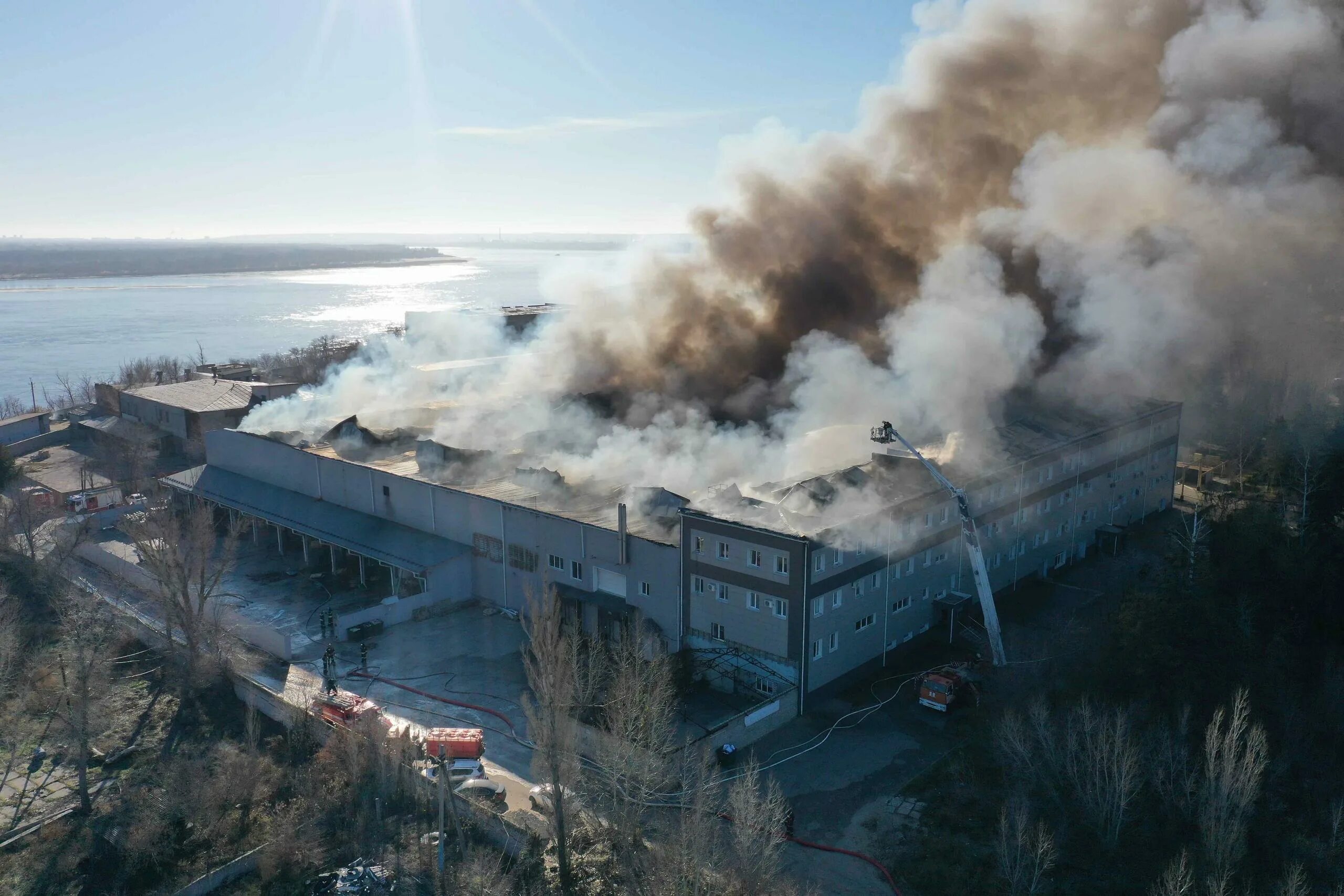 Что горит в волгограде сегодня. Пожар в волгограде. пожар в кировском районе волгограда. пожар в кировском районе волгограда вчера. дым от пожара.