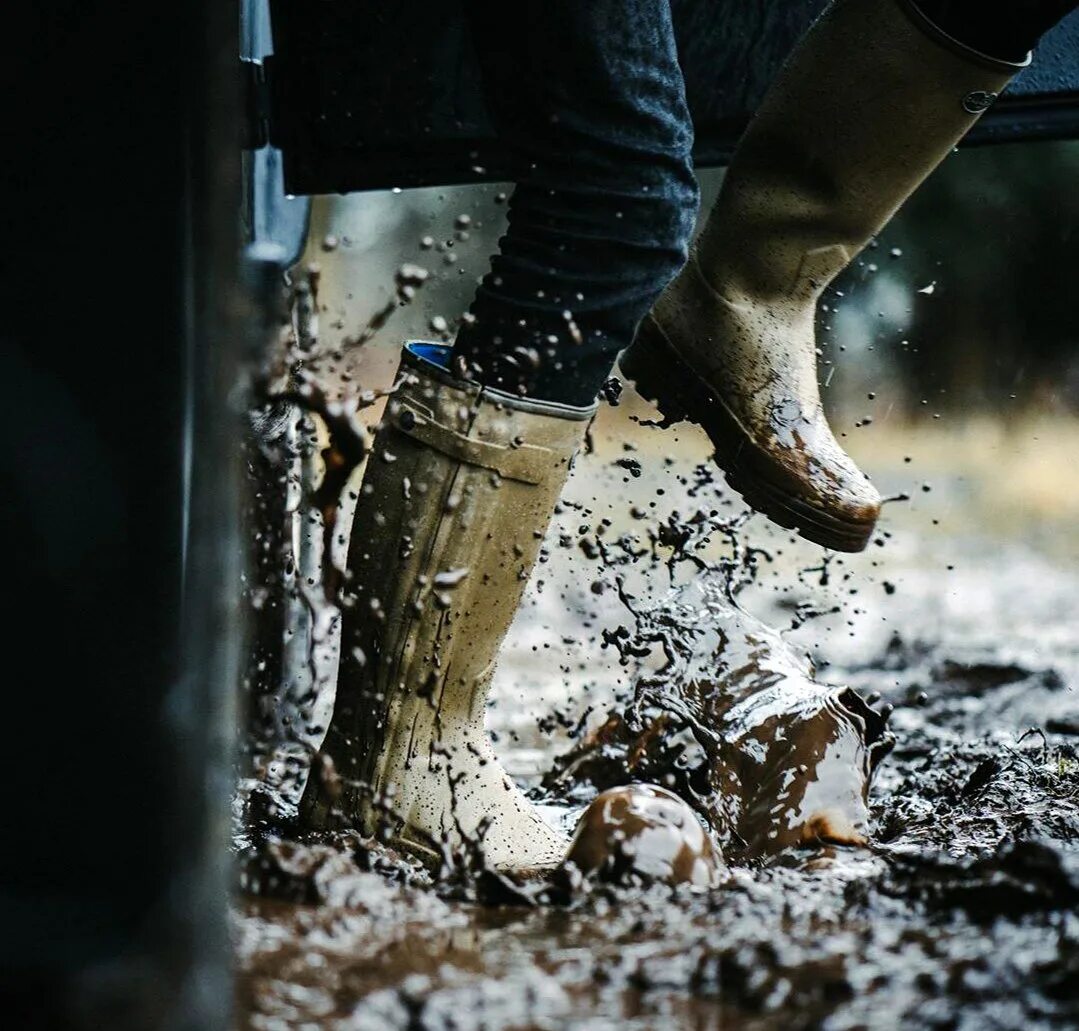 На пороге дождь. Дождь и грязь. Грязная обувь. Ботинки в грязи.