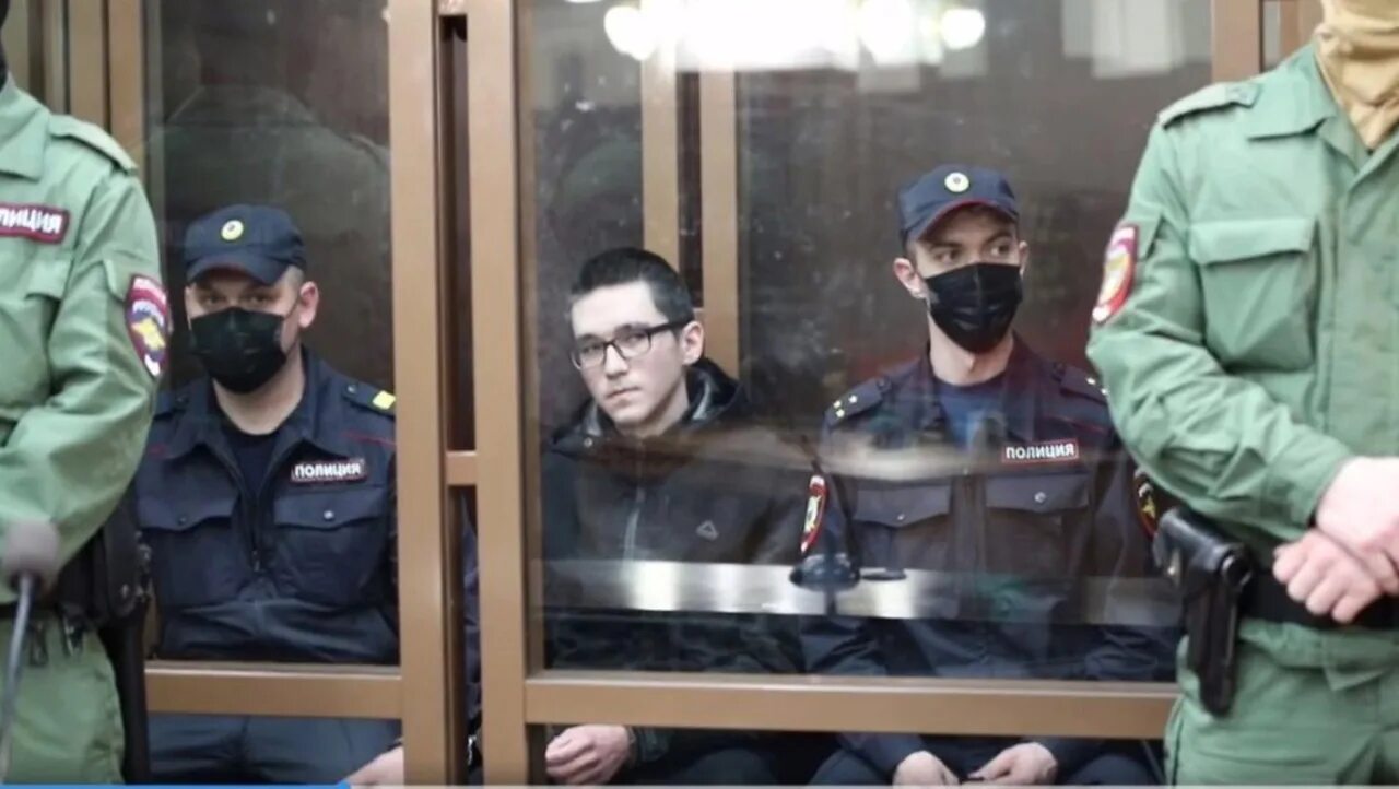 Ильназе галявиев родители. Ильназ галявиев казанский стрелок. стрелок в казани ильназ галявиев. школьный стрелок ильназ галявиев.