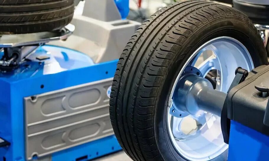 шиномонтаж сервис. переобувка колес. джон бин балансировочный станок. шиномонтаж т.