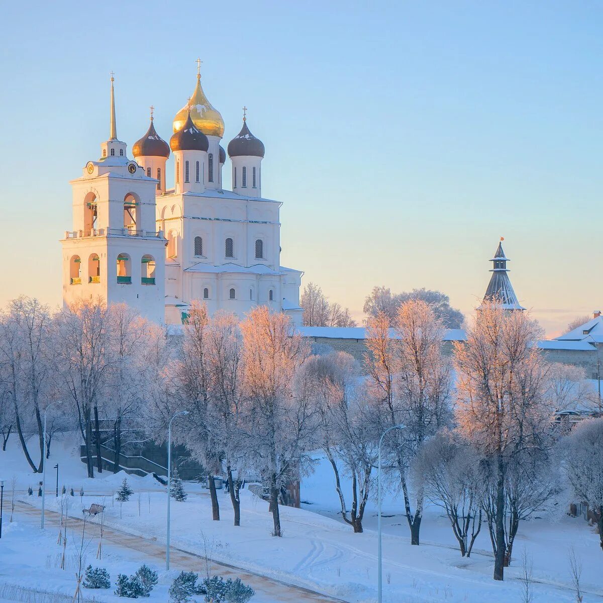 Псков атмосфера. Псковский кремль зимой. псковский кремль в новый год. псков кром зимой.