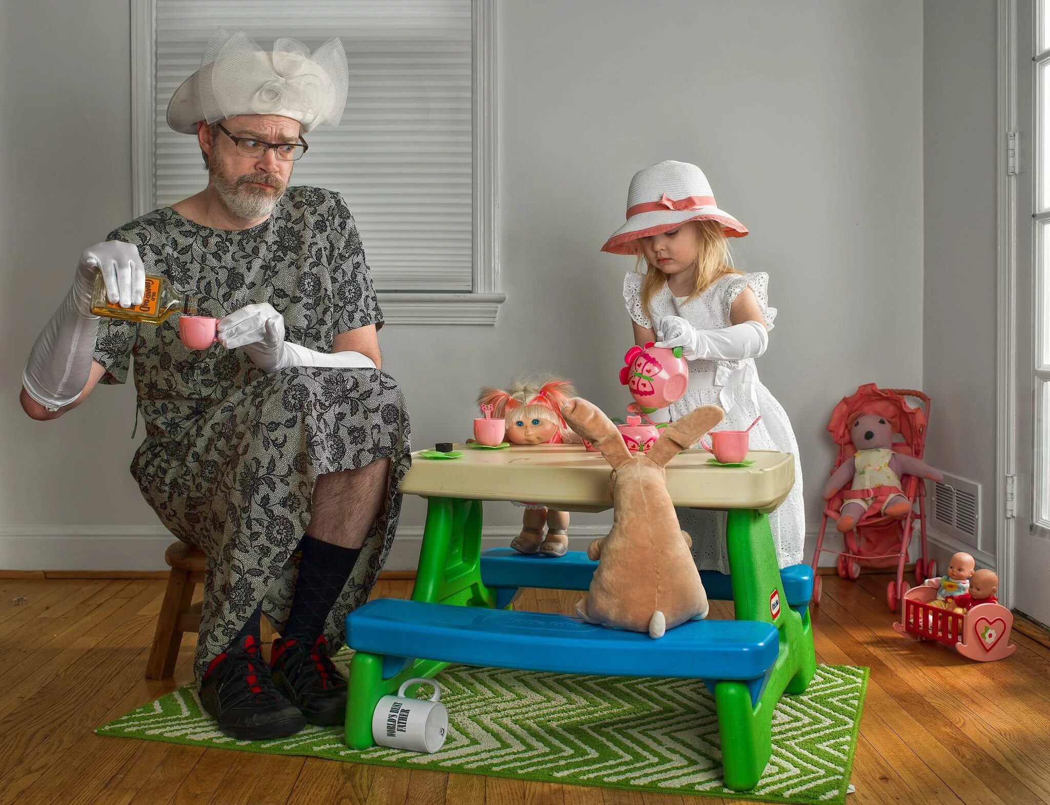 Взрослые играют в куклы детей. Фотограф Дэйв Энгледоу. Фотопроект Дэйва Энглдау. Дэйв Энгледоу лучший отец. Хороший папа.