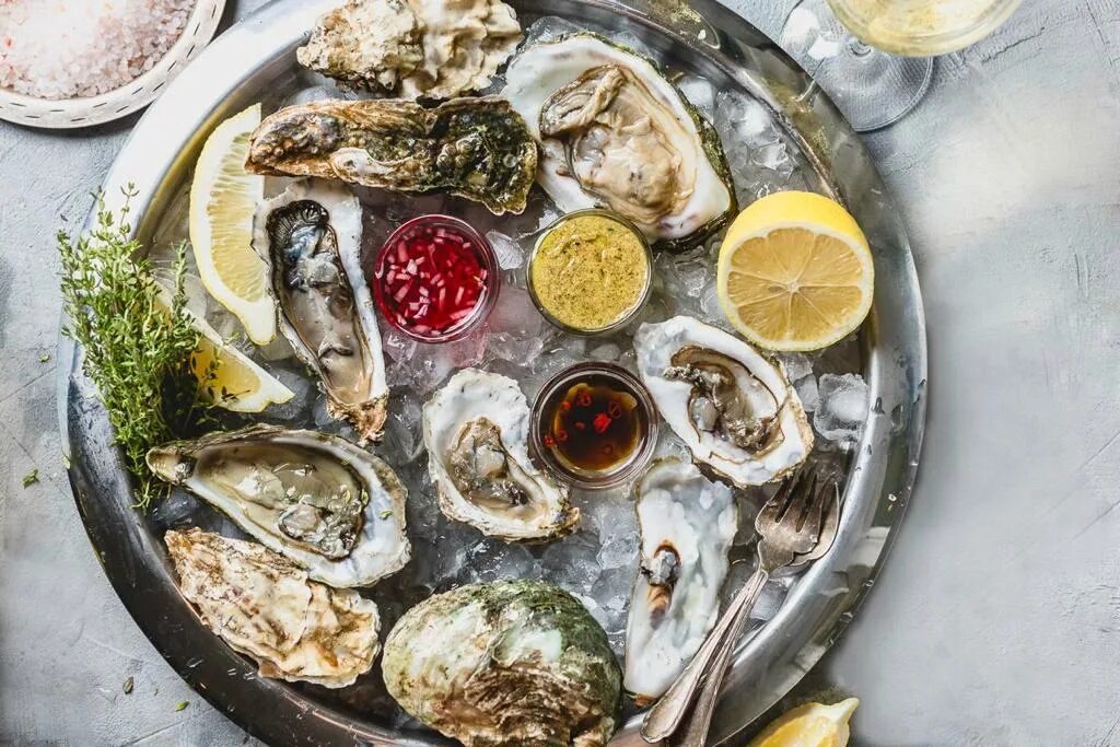 Море вкусного рыба. Живые морепродукты. живые морские деликатесы. черноморские морепродукты. дальневосточные морепродукты.