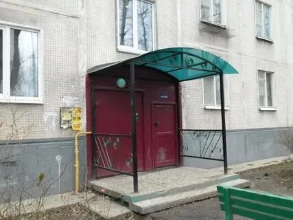 Козырек над входом многоквартирного дома