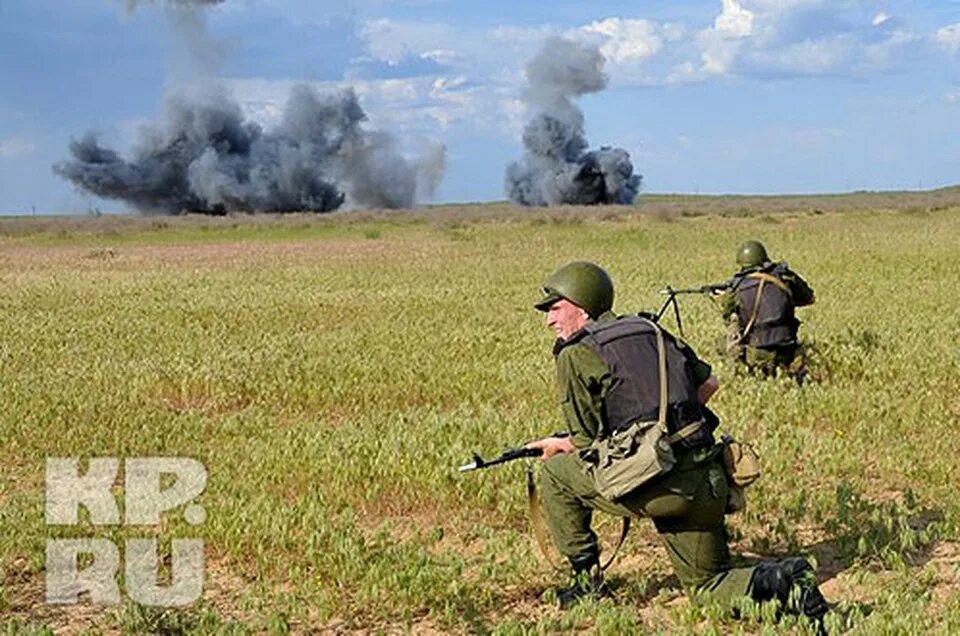 Ротные тактические учения с боевой стрельбой. Тактико-строевое занятие. Военные учения на полигоне. Учения в полях.