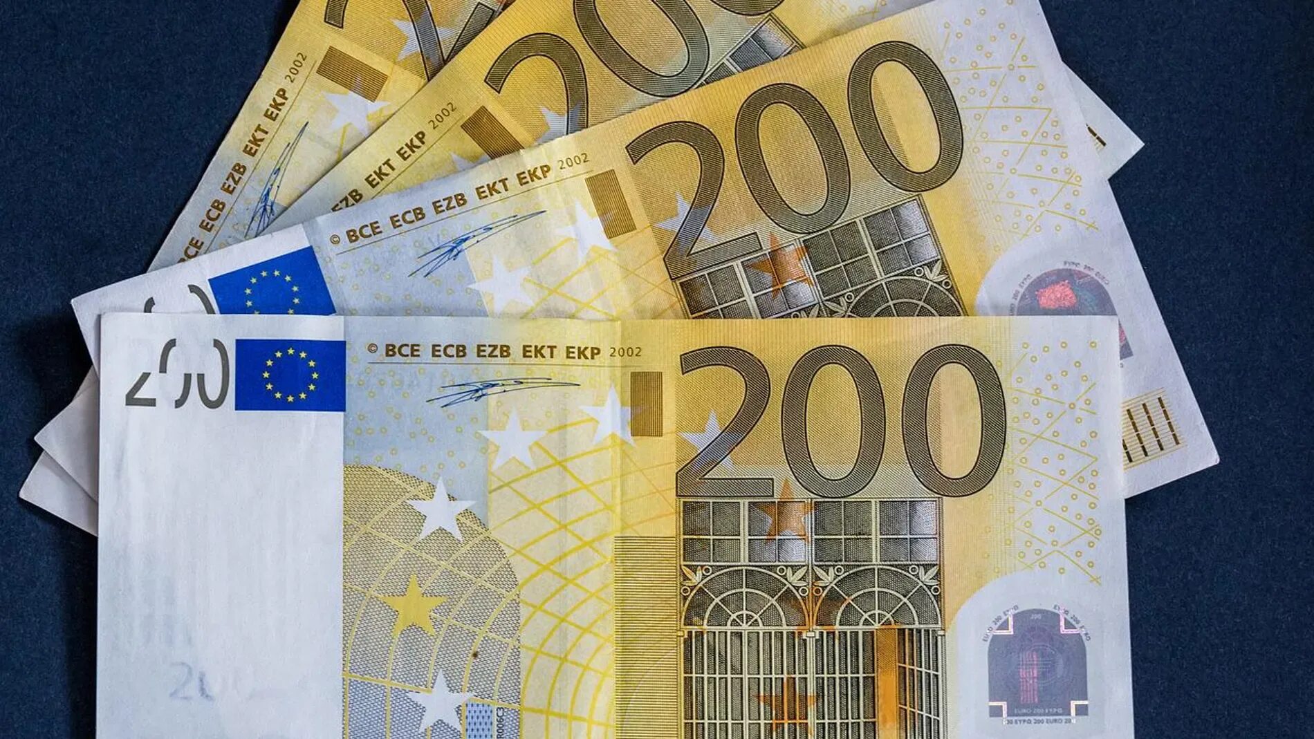 Пошлина свыше 200 евро. 200 Евро. Купюры евро. Деньги евро 200. 200 Евро банкнота.