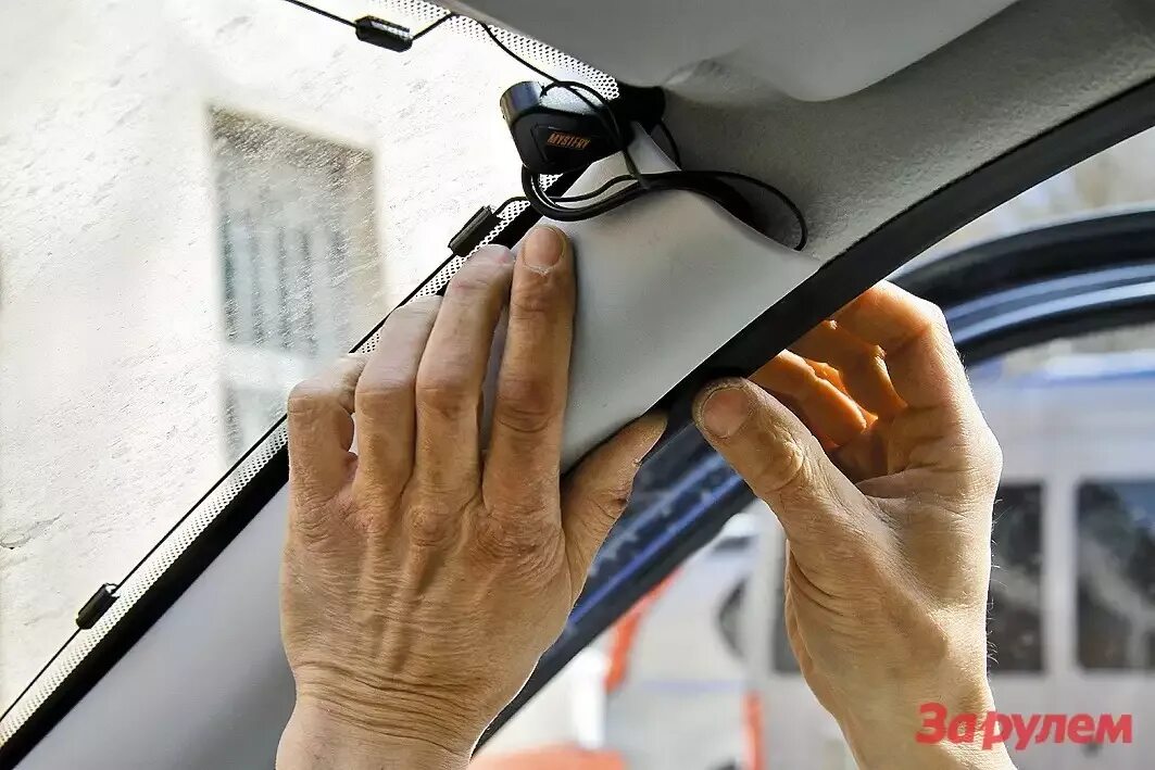 Установить антенну в автомобиль. Антенна лобовое стекло старлайн. Антенна на стекло автомобиля. Антенна сигнализации на лобовом стекле.