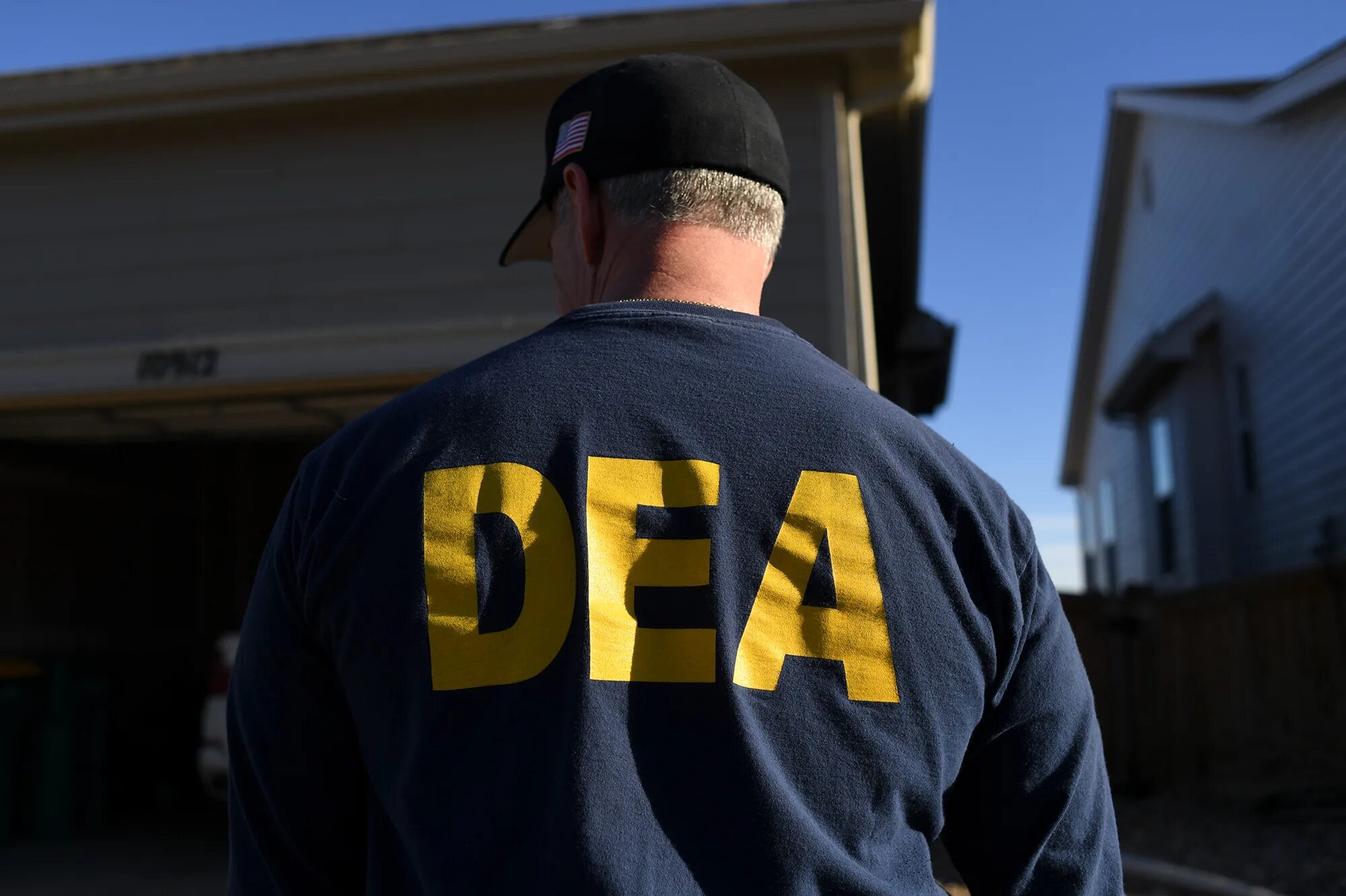 Dea fans. Управление по борьбе с наркотиками США. Dea полиция. Агенты Dea. Dea аббревиатура.