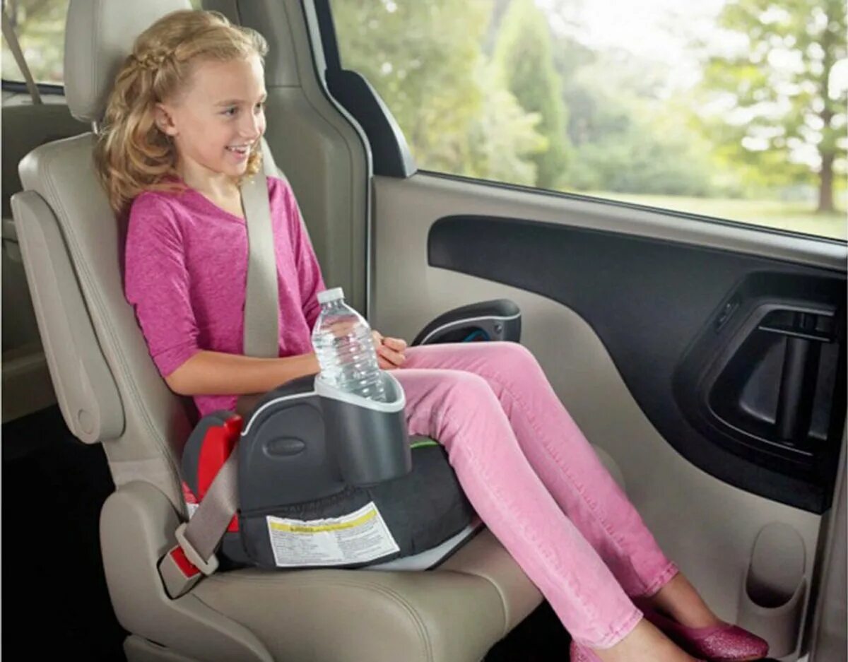 С какого возраста используют бустер для детей. Детские сиденья в автомобиль. Детское кресло бустер. Кресло машины. Автокресло для взрослых детей.
