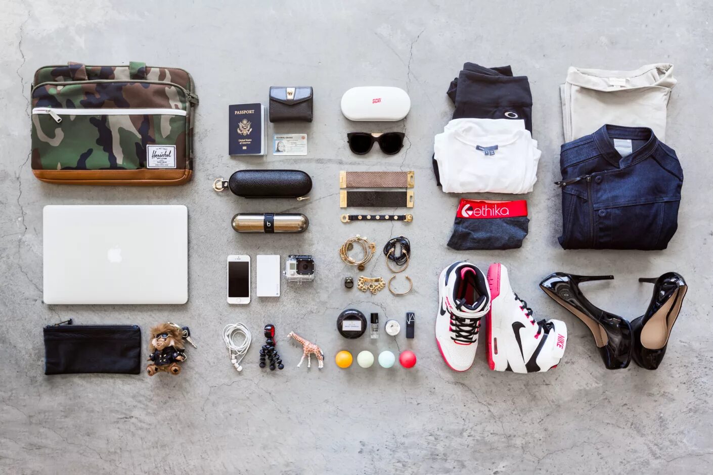 Как сделать essentials. Набор минималиста. сумка минималиста в поездку. essentials вещи. набор туристического гида.