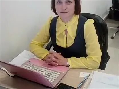 Женщина бухгалтер. Бухгалтер минск частичная занятость. Главный бухгалтер. Молодой администратор. Услуги бухгалтера.