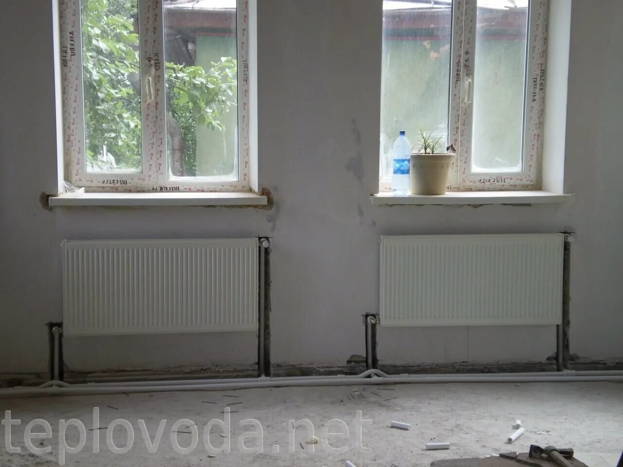 Трубы отопления в стене в частном доме. Трубы отопления в стене. скрытые трубы отопления в частном доме. радиатор трубы в стену. батарея в стене.