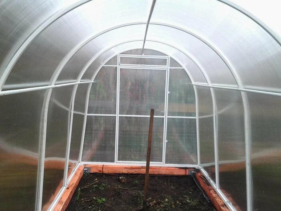 теплица дачница капелька. теплица 3х4 поликарбонат. поликарбонат для теплицы. теплица подмосковная спецстрой. сборка теплицы.