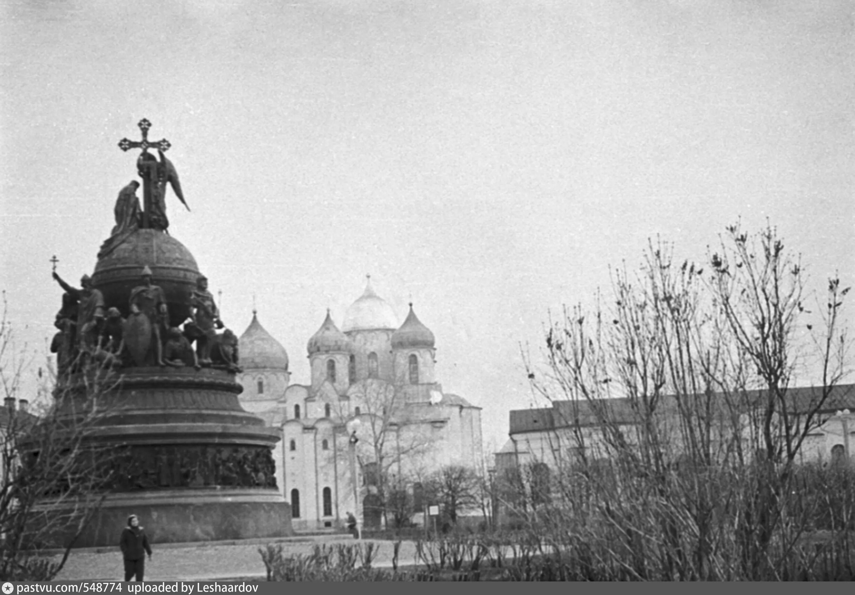 Памятник тысячелетия России в Великом Новгороде во время войны. Памятник тысячелетия Руси. Памятник тысячелетие России Великий Новгород.