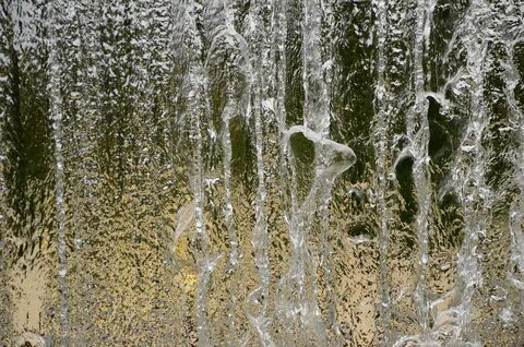 Стекающая вода по стеклу