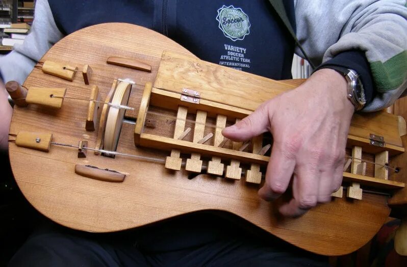 Харди-гарди музыкальный инструмент. Колесная лира музыкальный инструмент. Колесная лира харди-гарди. Колёсная лира русский народный инструмент. Инструмент хёрди - гёрди.