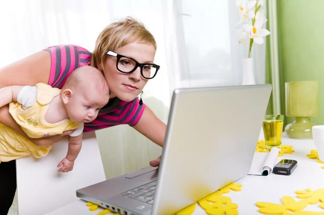 Мам интернет есть. Женщина с ребенком за компьютером. Ребенок за компьютером. Мама за компьютером. Мама в декрете.