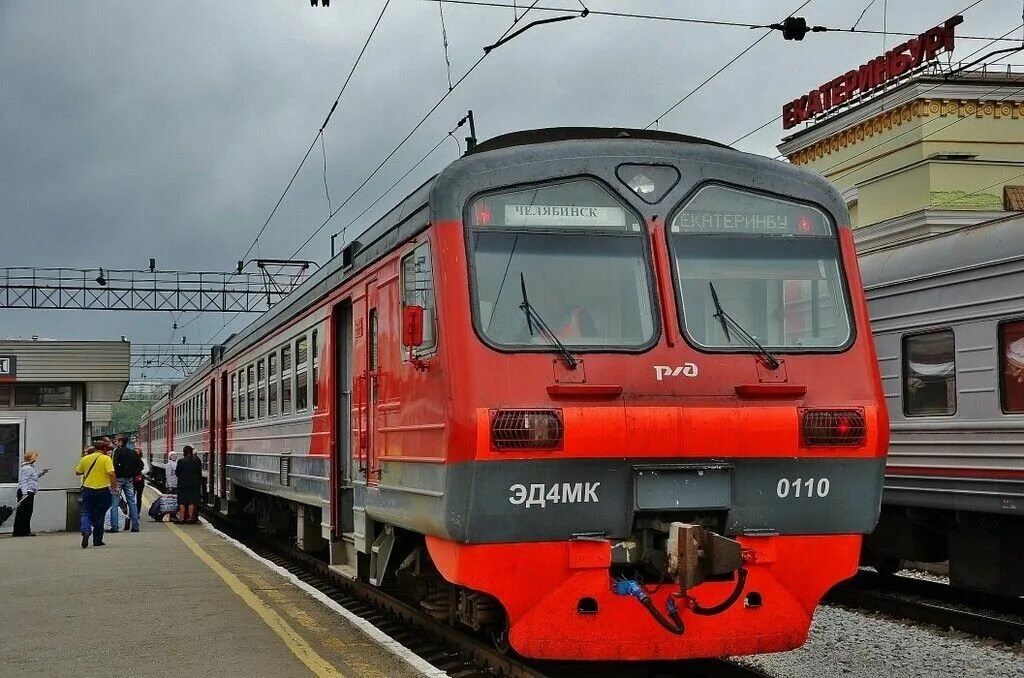 Электричка Челябинск Екатеринбург. Станция Челябинск главный. Поезд Челябинск Екатеринбург. Вокзал челябинск екатеринбург