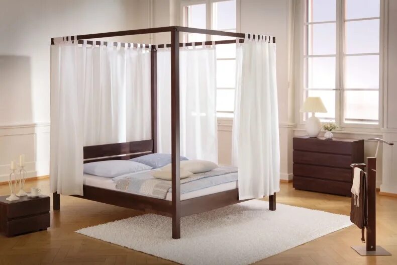 Кровать кинг сайз с балдахином. Спальня с балдахином. Кровать alcova. Кровать с балясинами. Кровати со стойками.