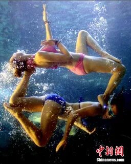 Под водой купальник