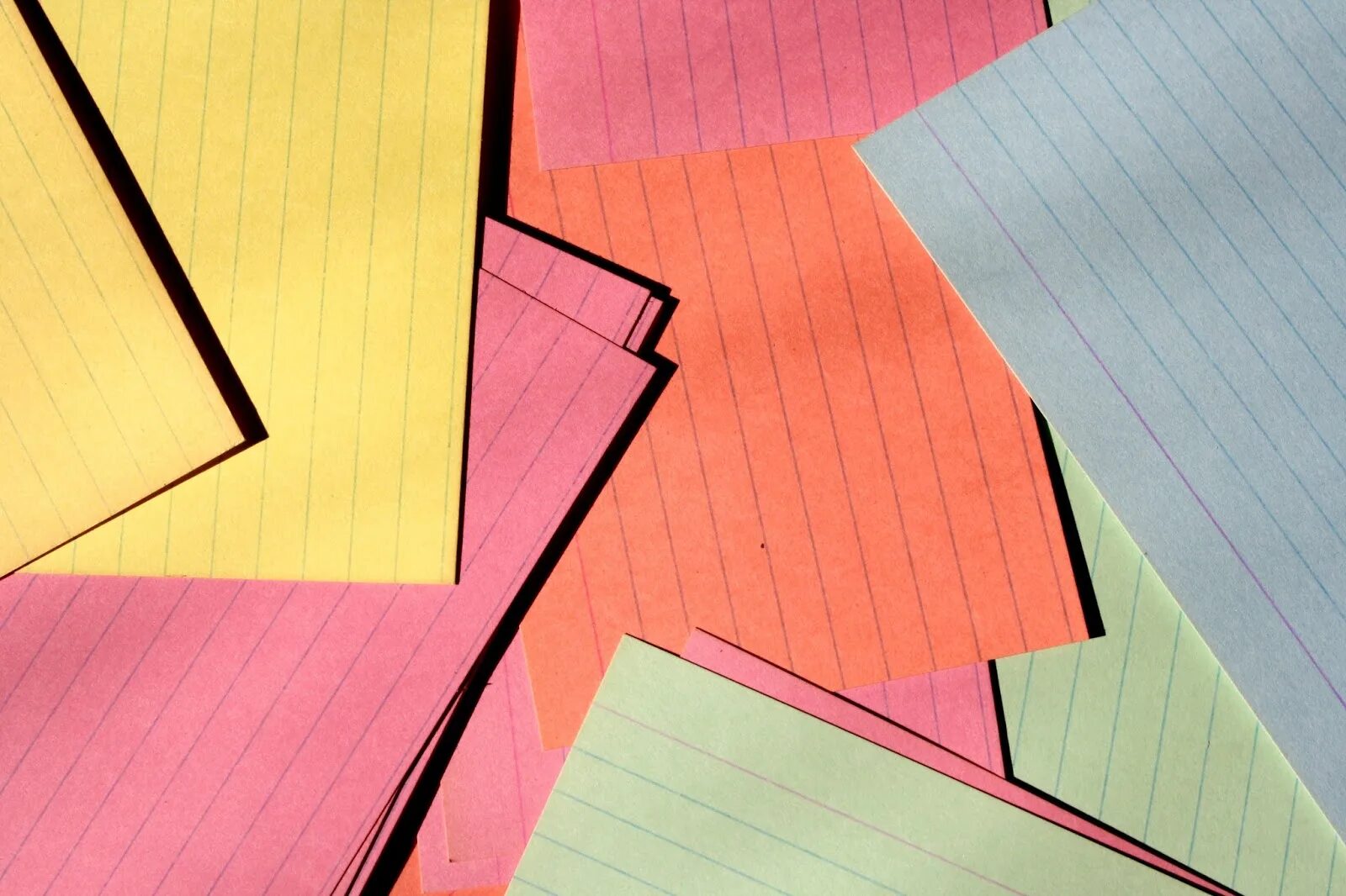 Цветной лист. Цветная бумага на столе. фон из цветной бумаги. цветные обложки. бумага и картон разных цветов и фактуры.