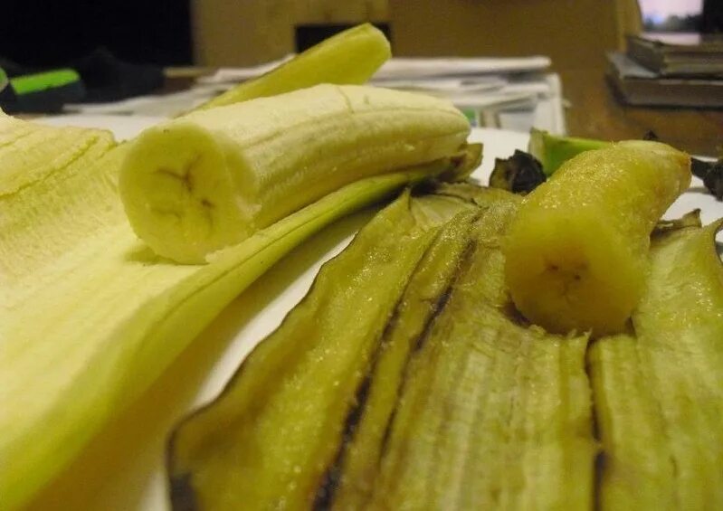 Ел кожуру бананов. Кожура банана. Кожура от банана. Банан с лицом.