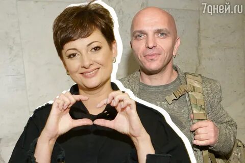 Непара тобының әншісі жалаңаш, фотоларды қараңыз.