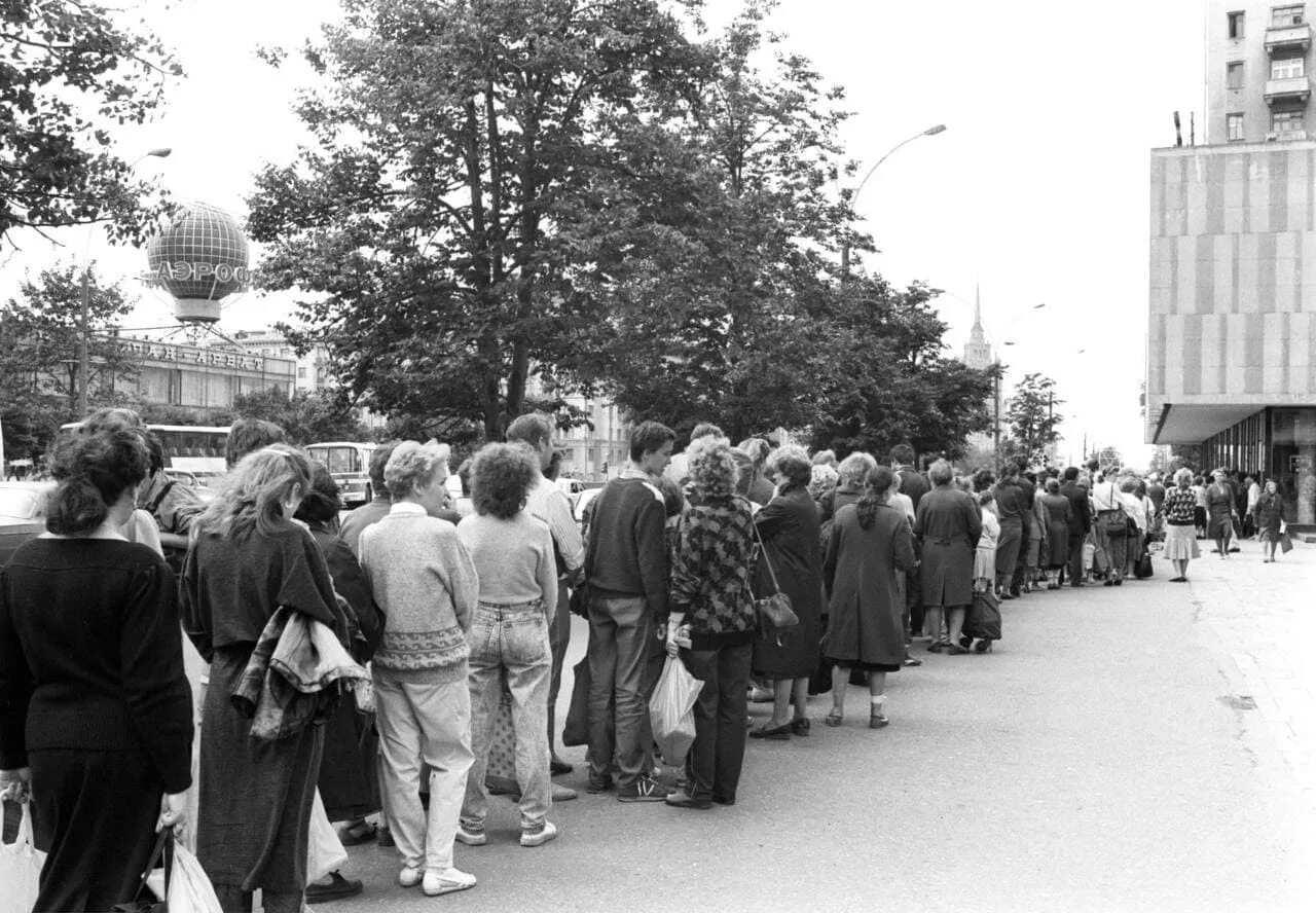 27.03 1990. Очередь в магазине Москва 1990. Очередь в СССР 1990 год. Москва 1990 очередь. Очереди в СССР 1990.