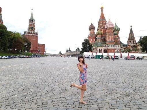 Отправились погулять. В чем поехать в Москву летом. В чем поехать в Москву в марте. Куда можно поехать гулять в Москве летом. В чем поехать на прогулку в Москву.