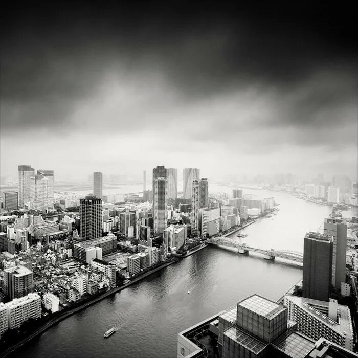 Tokyo black. Черно белый город. Красивый город черно белый. Городской пейзаж черно белый.