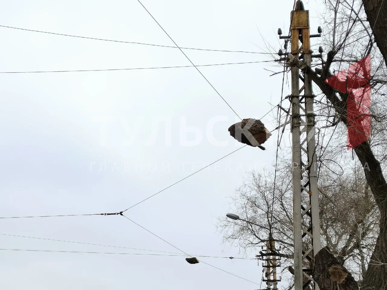 Зачем красные шары на высоковольтных проводах