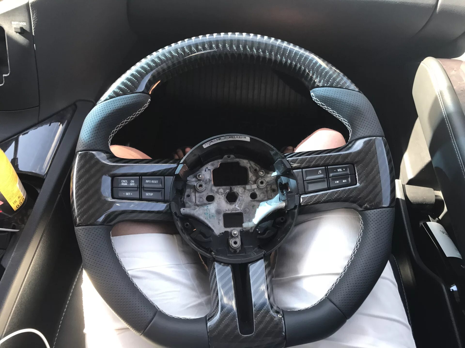 Руль форд мустанг 2005. Руль ford mustang 2019. Руль форд мустанг. Ford mustang 2022 steering wheel alcantara. Руль форд мустанг.