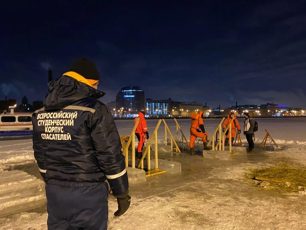 Крещенские купания 2021 в Санкт-Петербурге. Аптекарская набережная купель. Купель на Аптекарской набережной 2022. Набережная лейтенанта Шмидта купание крещение. Купания спб