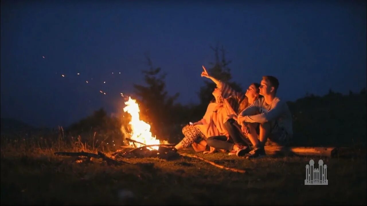 Near the fire. Просто огонь кемпинг. Camping Bonfire. People around Campfire. Fire in the Camp.